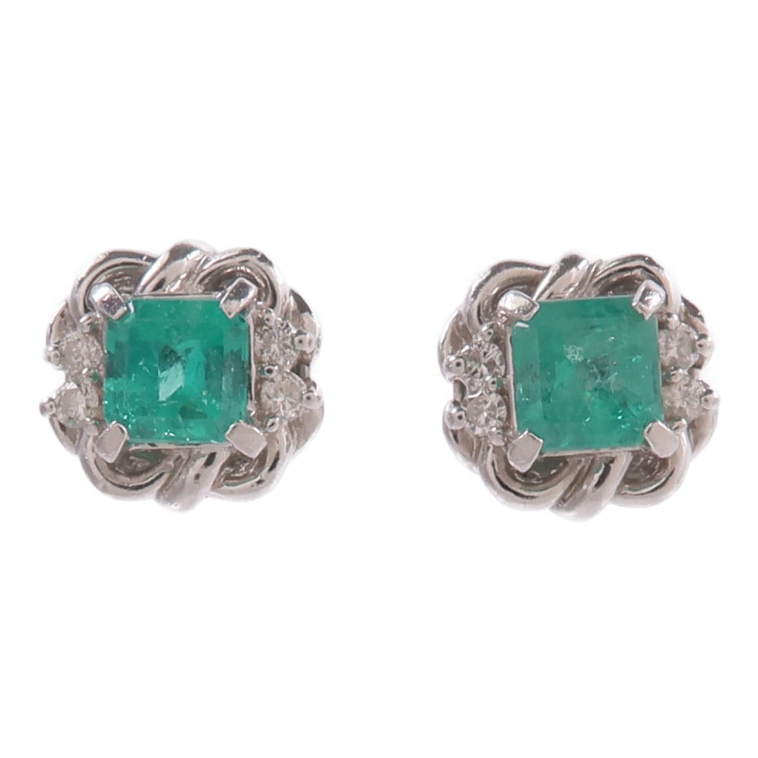 Pt900 Platinum Emerald Diamond Pierced Earrings: Pt900 Platinum Emerald Diamond Pierced Earrings These pierced earrings feature striking emerald gemstones set in Pt900 platinum and 18K white gold. Designed for women, the earrings showcase a green co