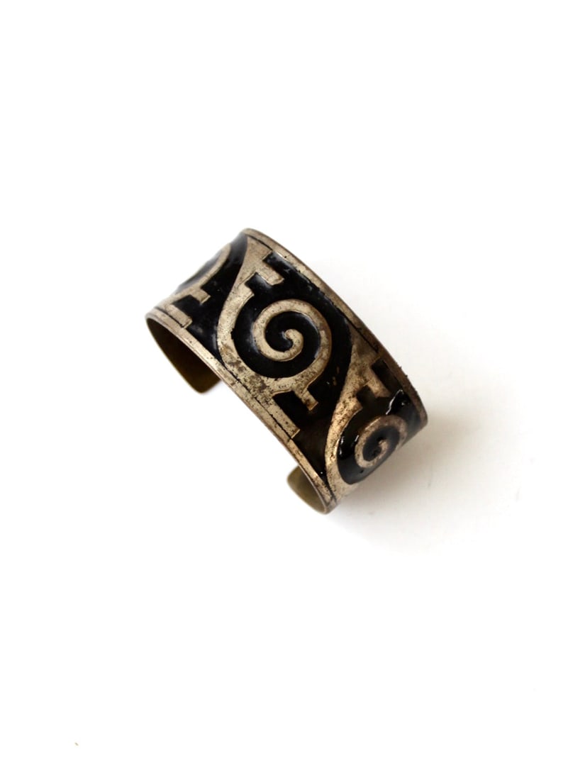 Vintage Southwestern Aztec Cuff Bracelet with Black Oxidation: Vintage Southwestern Aztec Cuff Bracelet with Black Oxidation This vintage Southwestern cuff bracelet showcases a striking Aztec-inspired design, enhanced by a sophisticated black oxidation finish. It