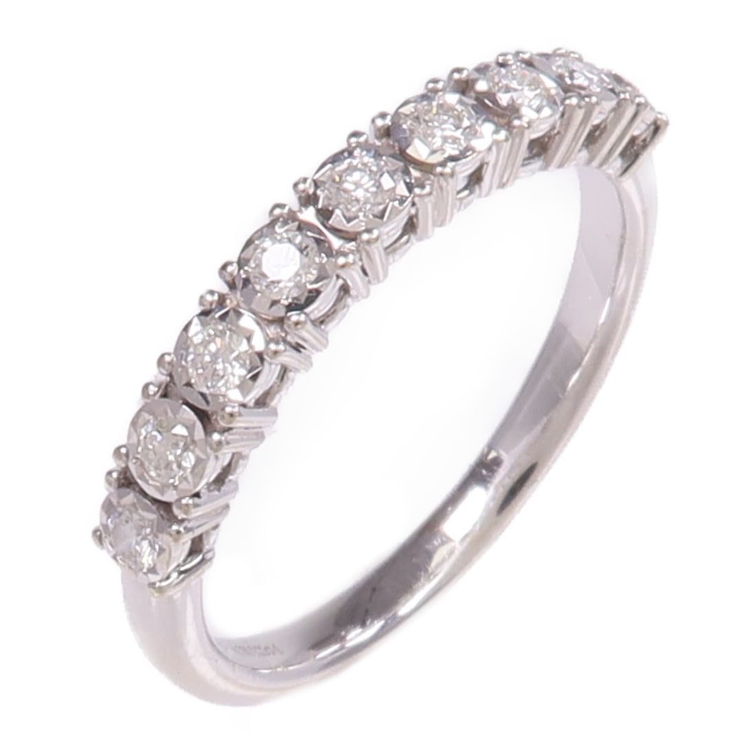 Diamond Ring in 18K White Gold Size US 6: Diamond Ring in 18K White Gold Size US 6 This elegant ring features a diamond set in 18K white gold. The ring is a US size 6 and displays reasonable wear and tear, reflecting its pre-owned condition. 