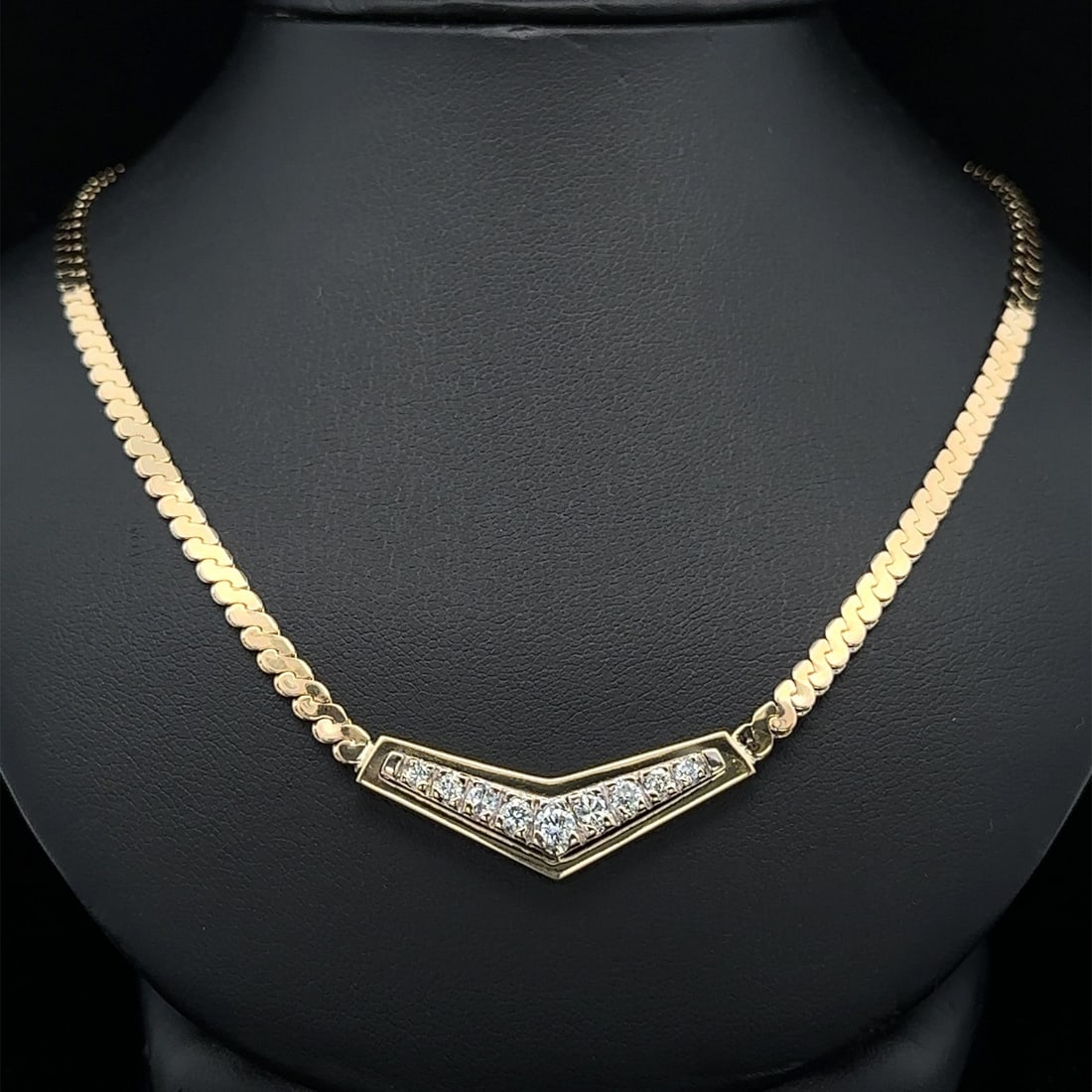 18k Yellow Gold 0.56ctw Diamond Chevron Flat S Link Necklace: 18k Yellow Gold 0.56ctw Diamond Chevron Flat S Link Necklace Discover the elegance of this stunning 18k Yellow Gold V Chevron Flat "S" Link Chain Necklace, adorned with 0.56 carats of brilliant cut wh
