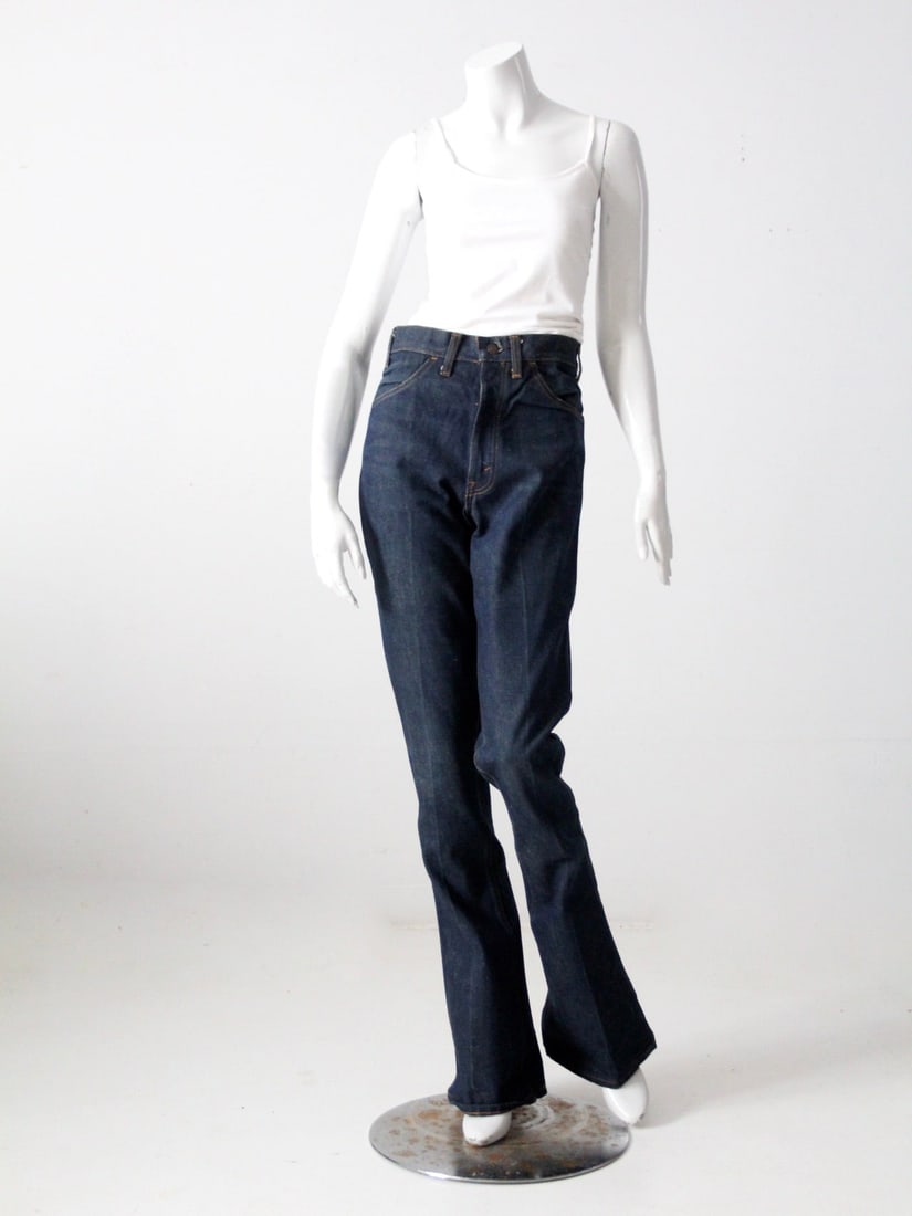 1970s Vintage Levis 646 Jeans Dark Wash Slim Flare 32 x 37.5: 1970s Vintage Levis 646 Jeans Dark Wash Slim Flare 32 x 37.5 Discover a pair of iconic 1970s vintage Levis 646 jeans, featuring a classic dark wash, high natural waist, and a slim fit that transitions