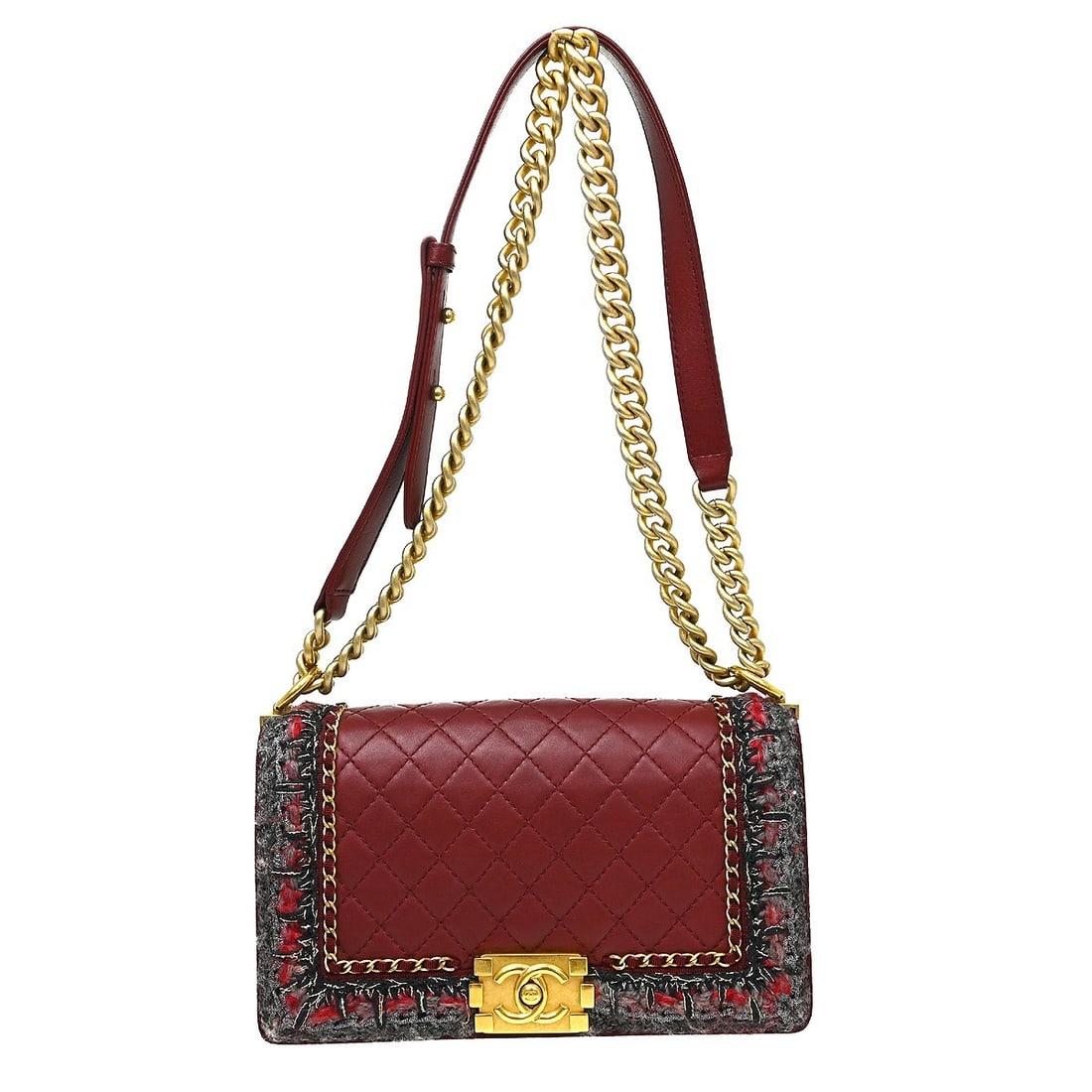 CHANEL Boy red lambskin medium single chain shoulder bag: CHANEL Boy red lambskin medium single chain shoulder bag This vintage Chanel Boy Medium Shoulder Bag features luxurious red lambskin leather with a quilted design and gold-tone hardware. The bag has a