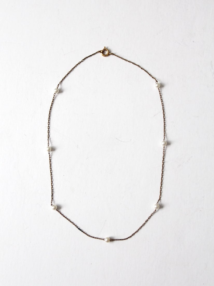 Elegant Vintage Faux Pearl Gold Chain Necklace 15.25 Inch: Elegant Vintage Faux Pearl Gold Chain Necklace 15.25 Inch This vintage faux pearl chain necklace features a delicate gold chain adorned with dainty white faux pearls, creating an elegant look that gra