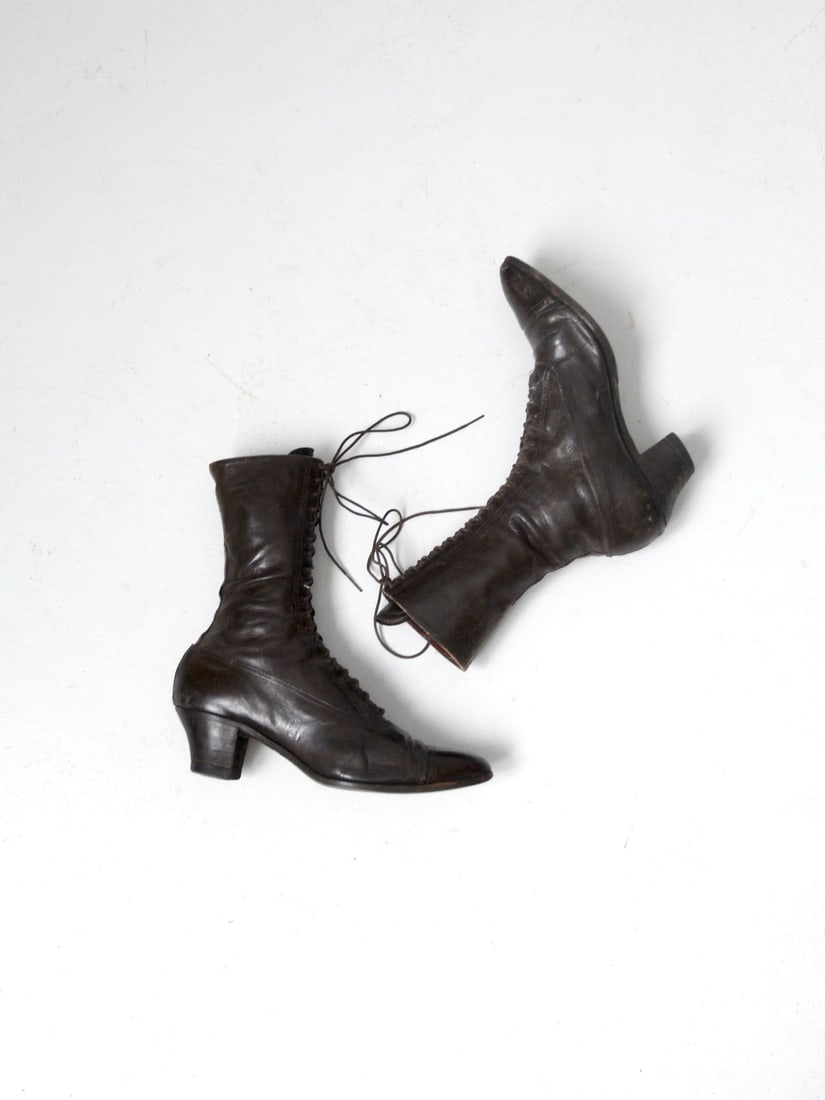 Pair of Brown Victorian Era Leather Lace-Up Boots Size 7: Pair of Brown Victorian Era Leather Lace-Up Boots Size 7 This pair of antique Victorian-era leather boots features a rich brown color, high wooden heels, pointed toes, and a lace-up front. The design 