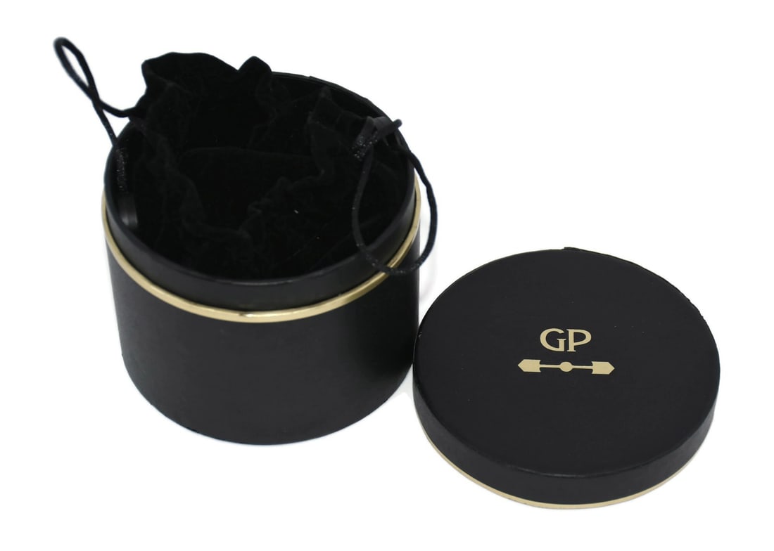 Girard-Perregaux Swiss Watch Storage Box 4x3 Inches: Girard-Perregaux Swiss Watch Storage Box 4x3 Inches This is a pre-owned Girard-Perregaux travel watch case designed for secure storage and transport of your timepiece. Made in Switzerland, this authen