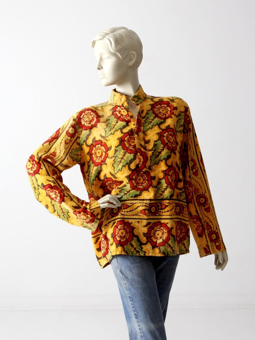 Vintage 1970s Floral Print Cotton Shirt Nehru Collar: Vintage 1970s Floral Print Cotton Shirt Nehru Collar This vintage 1970s gauze cotton shirt showcases a vibrant floral print, making it a standout piece for any wardrobe. It features a classic Nehru st