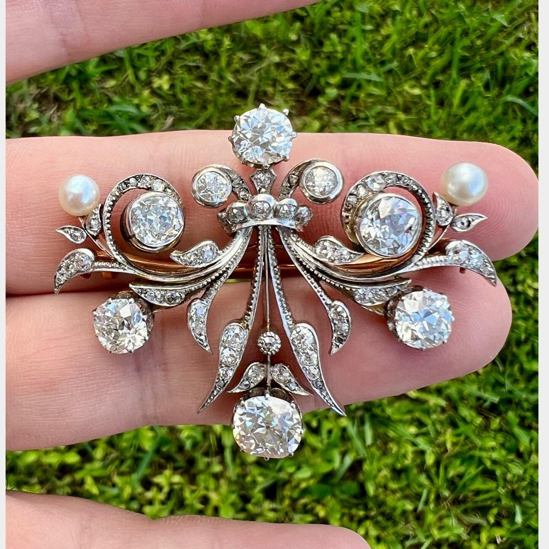 Art Deco 18K Gold Platinum Diamond Pearl Brooch Pendant 9.95 Ct: Art Deco 18K Gold Platinum Diamond Pearl Brooch Pendant 9.95 Ct This exquisite Art Deco brooch/pendant features a stunning combination of 18K yellow gold and platinum. It is adorned with a remarkable 