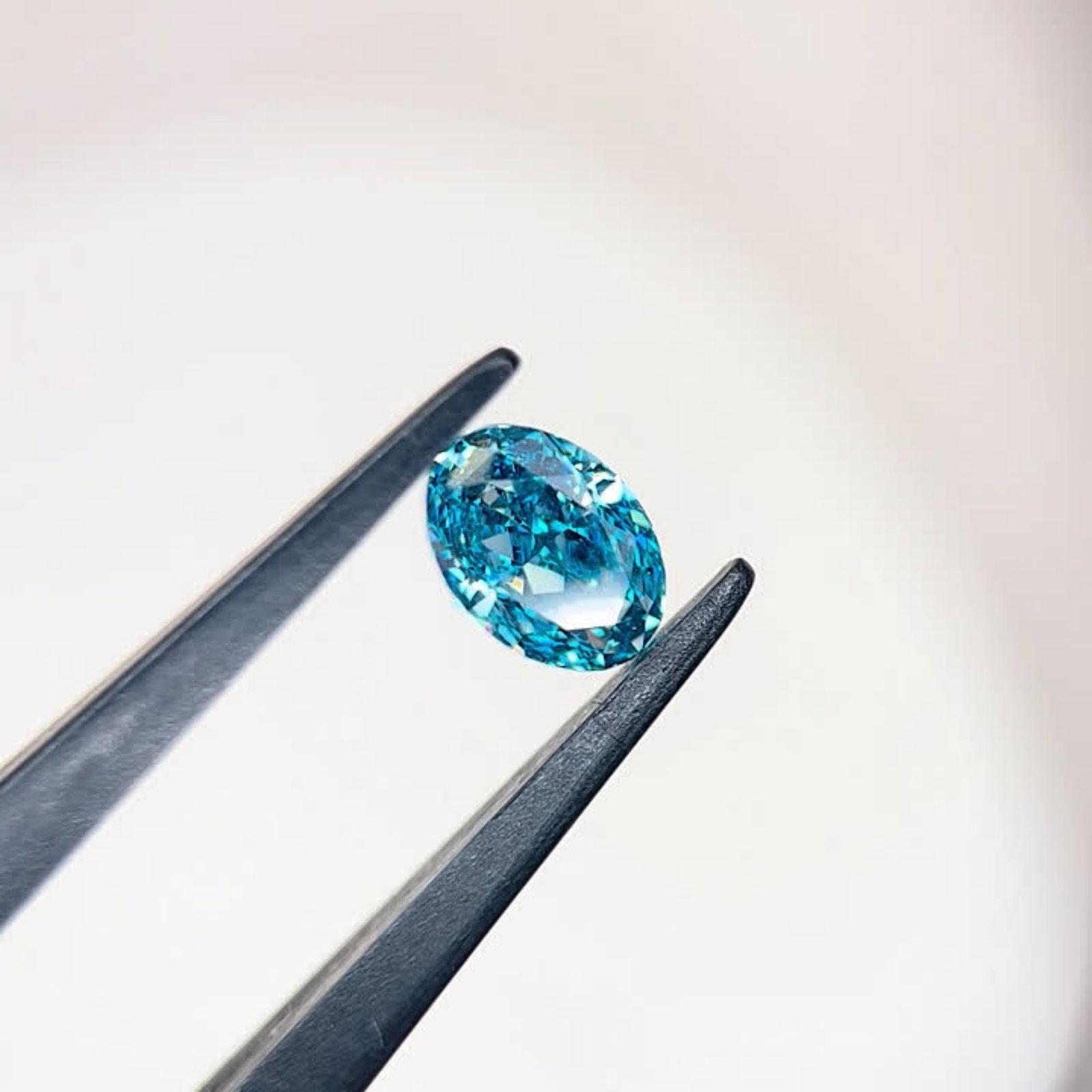 Loose Diamond - OVAL 1.04ct Fancy Vivid Blue VVS1: Loose Diamond - OVAL 1.04ct Fancy Vivid Blue VVS1 Source: This is a real non-mined Diamond that has been grown in a lab Shape: OVAL Carats: 1.04 Color: Fancy Vivid Blue Certification: IGI Video: