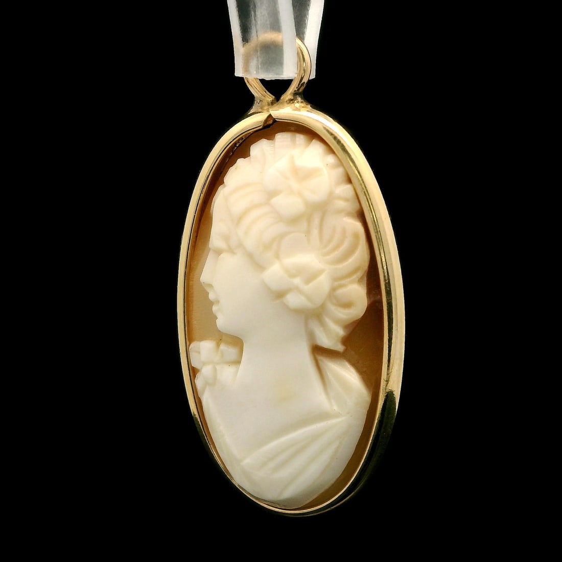 Vintage 10k Yellow Gold Oval Carved Shell Cameo Charm Pendant: Vintage 10k Yellow Gold Oval Carved Shell Cameo Charm Pendant This exquisite vintage charm pendant features an elongated oval carved shell cameo set in 10k yellow gold. The natural genuine shell displ