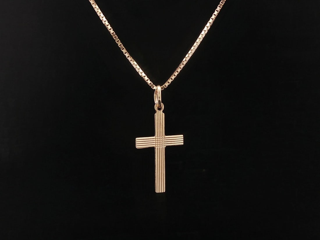 Italian 14k Gold Cross Pendant with 20 Inch Box Chain Necklace: Italian 14k Gold Cross Pendant with 20 Inch Box Chain Necklace This vintage Italian necklace features a solid 14k yellow gold grooved cross pendant, elegantly suspended from a 20-inch box link chain. 