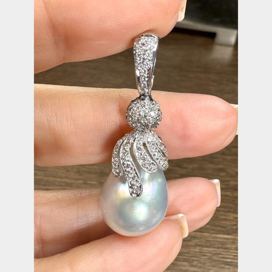 18K White Gold South Sea Pearl Diamond Pendant 0.75 Ct: 18K White Gold South Sea Pearl Diamond Pendant 0.75 Ct This exquisite pendant features a stunning South Sea pearl surrounded by dazzling diamonds, crafted in luxurious 18K white gold. The pendant weig