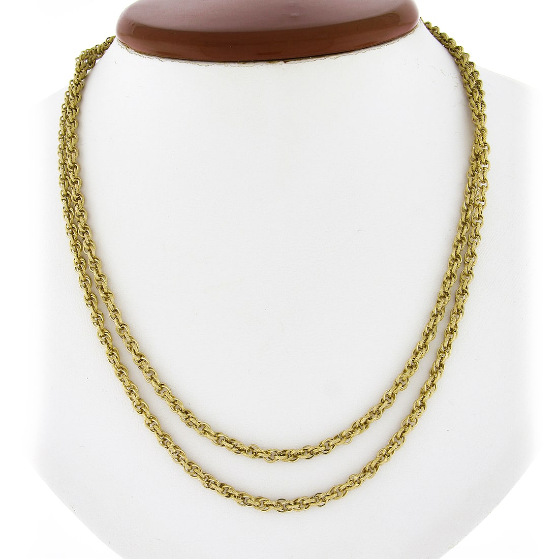 Vintage 14k Yellow Gold 34 Inch Textured Rope Link Necklace: Vintage 14k Yellow Gold 34 Inch Textured Rope Link Necklace This exquisite vintage necklace showcases a stunning 34-inch long textured rope link chain, crafted from solid 14k yellow gold. With a delic
