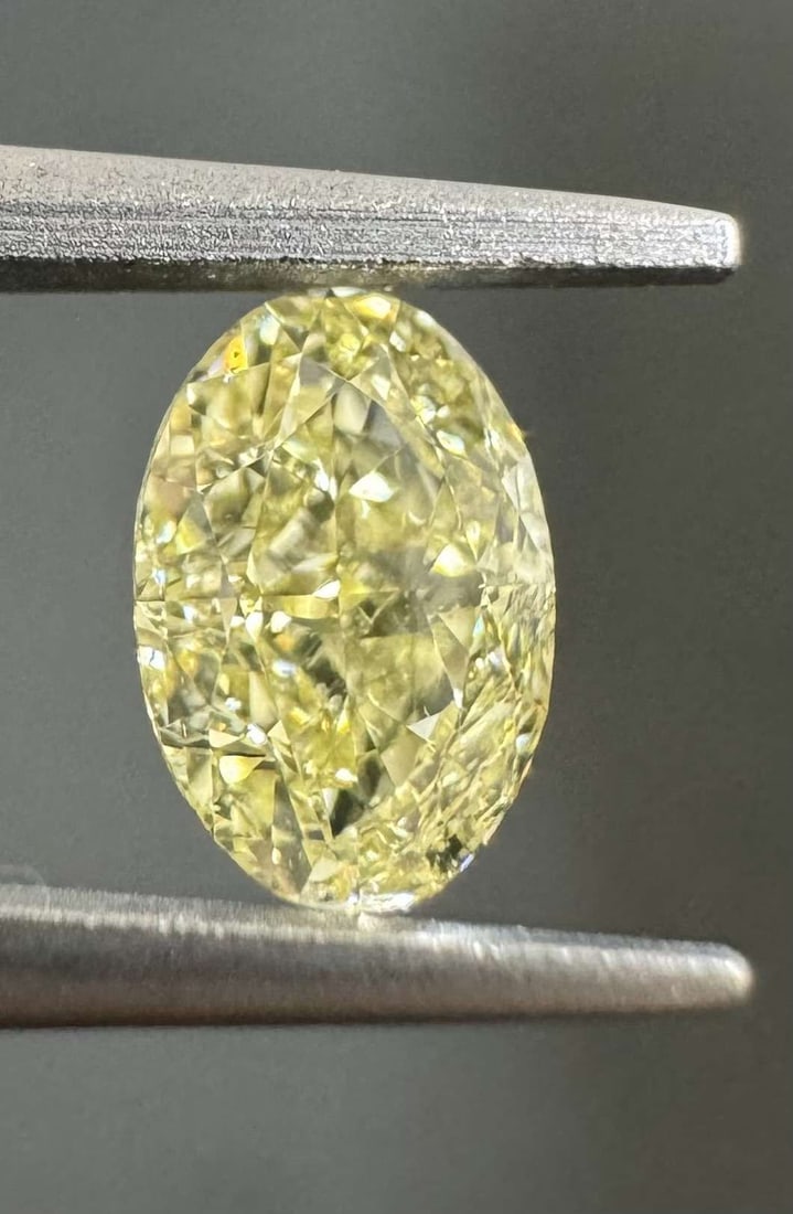 Loose Diamond - OVAL 0.54ct Fancy Yellow VS1: Loose Diamond - OVAL 0.54ct Fancy Yellow VS1 Source: Natural Shape: OVAL Carats: 0.54 Color: Fancy Yellow Certification: GIA Video: