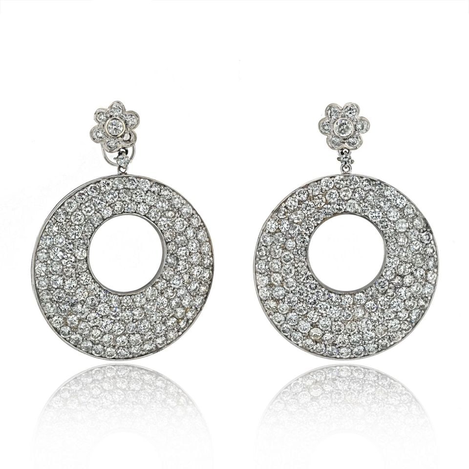 Stunning 18K White Gold 20ct Diamond Drop Earrings with 274 Stones: Stunning 18K White Gold 20ct Diamond Drop Earrings with 274 Stones Elevate your elegance with these stunning 18K White Gold Drop Pave Earrings, featuring a remarkable total diamond weight of 20 carats