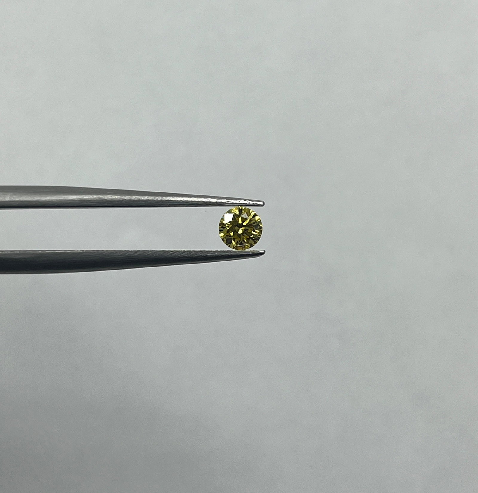 Loose Diamond - ROUND 0.27ct Fancy Vivid Yellow: Loose Diamond - ROUND 0.27ct Fancy Vivid Yellow Source: Natural Shape: ROUND Carats: 0.27 Color: Fancy Vivid Yellow Certification: GIA Video:
