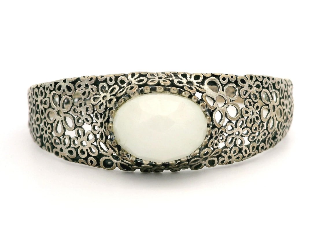 Sterling Silver Open Cuff Bangle with White Agate Daisy Motif: Sterling Silver Open Cuff Bangle with White Agate Daisy Motif This vintage open cuff bangle bracelet features a handmade sterling silver design with intricate daisy motifs. It is set with a single nat