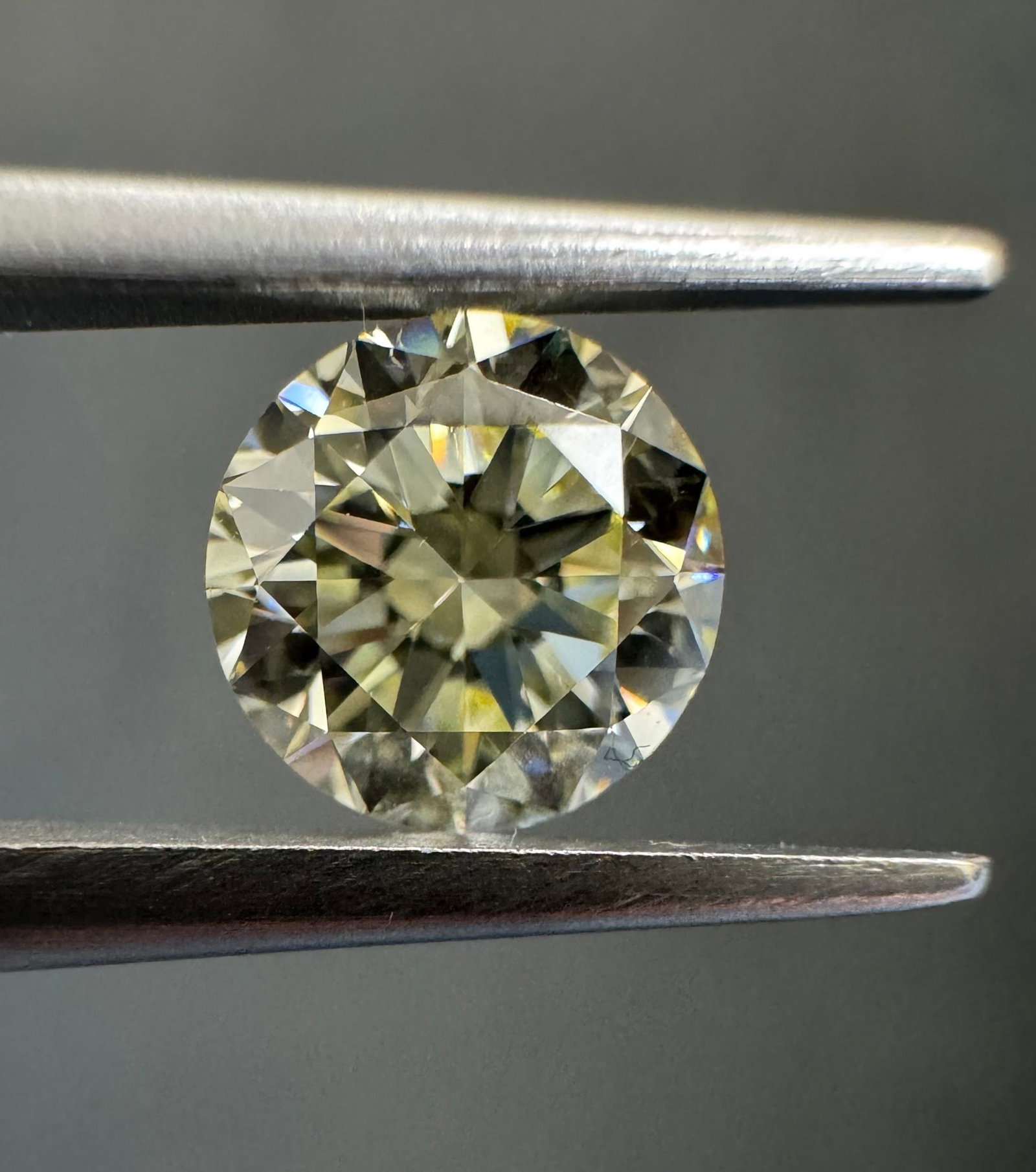Loose Diamond - ROUND 1.01ct W-X VS1: Loose Diamond - ROUND 1.01ct W-X VS1 Source: Natural Shape: ROUND Carats: 1.01 Color: W-X Certification: IGI PLEASE NOTE: Framed, Large, or heavy items do not have shipping costs included. The exact s