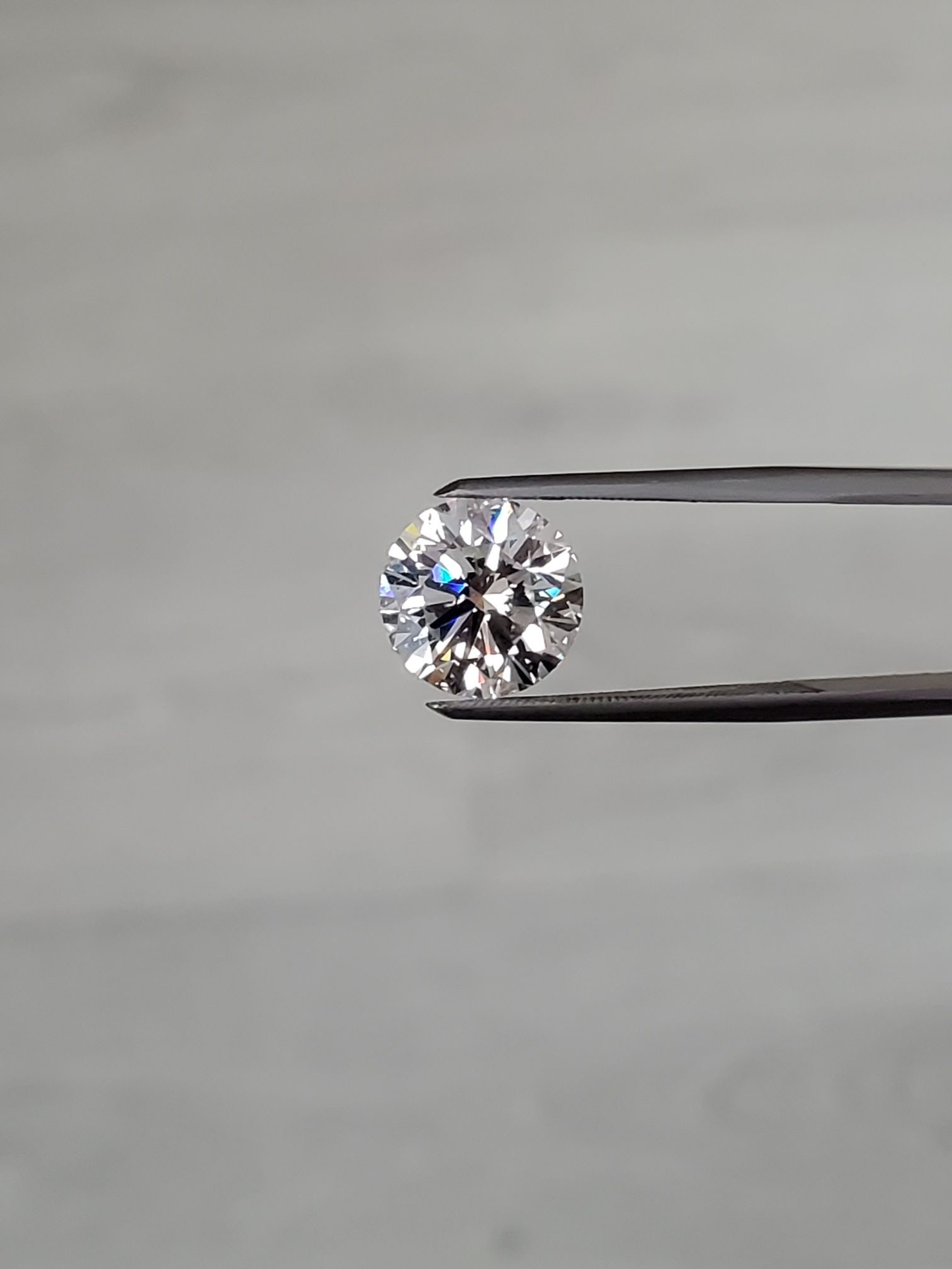 Loose Diamond - ROUND 2.7ct G SI1: Loose Diamond - ROUND 2.7ct G SI1 Source: Natural Shape: ROUND Carats: 2.7 Color: G Clarity: SI1 Certification: GIA PLEASE NOTE: Framed, Large, or heavy items do not have shipping costs included. The 