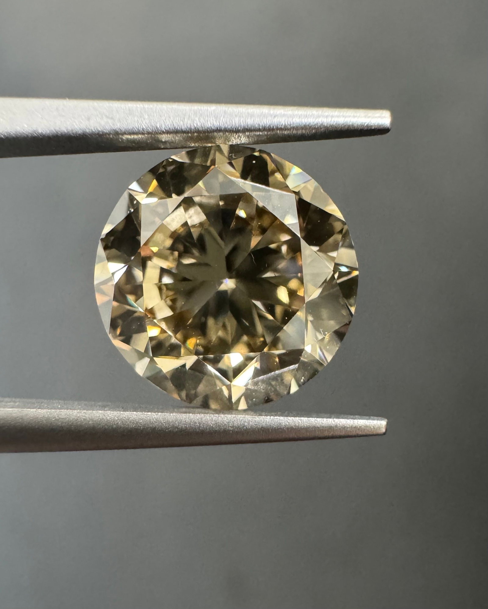 Loose Diamond - ROUND 3.03ct Y-Z VS2: Loose Diamond - ROUND 3.03ct Y-Z VS2 Source: Natural Shape: ROUND Carats: 3.03 Color: Y-Z Certification: GIA PLEASE NOTE: Framed, Large, or heavy items do not have shipping costs included. The exact s
