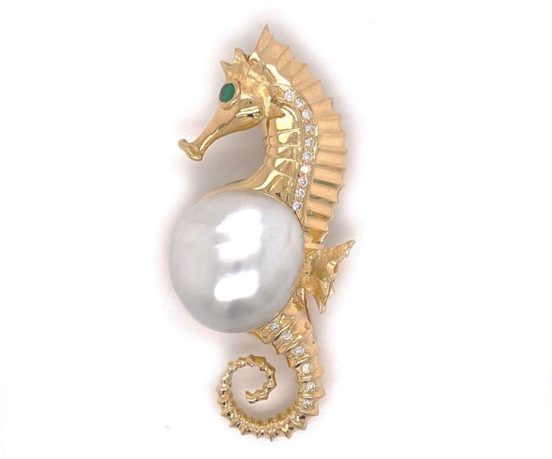 18k Yellow Gold Seahorse Convertible Brooch Pendant Necklace: 18k Yellow Gold Seahorse Convertible Brooch Pendant Necklace This vintage convertible jewelry piece is crafted from solid 18k yellow gold and features an elegant sculptural seahorse motif. The design