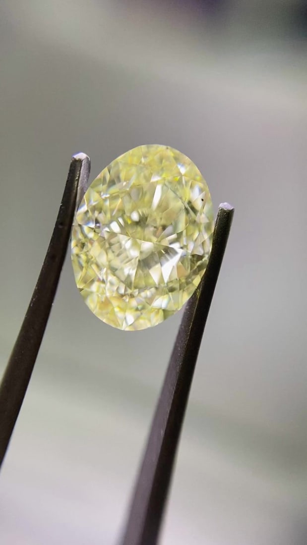 Loose Diamond - OVAL 2.5ct Fancy Light Yellow SI1: Loose Diamond - OVAL 2.5ct Fancy Light Yellow SI1 Source: Natural Shape: OVAL Carats: 2.5 Color: Fancy Light Yellow Certification: GIA Video: