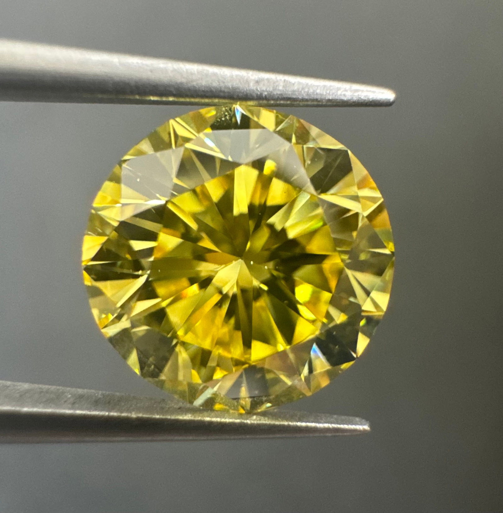 Loose Diamond - ROUND 2.04ct Fancy Intense Yellow VS1: Loose Diamond - ROUND 2.04ct Fancy Intense Yellow VS1 Source: Natural Shape: ROUND Carats: 2.04 Color: Fancy Intense Yellow Certification: GIA PLEASE NOTE: Framed, Large, or heavy items do not have sh