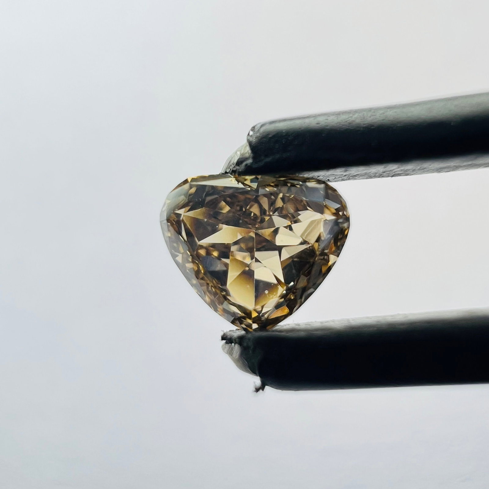 Loose Diamond - HEART 0.26ct Brown VS2: Loose Diamond - HEART 0.26ct Brown VS2 Source: This is a real non-mined Diamond that has been grown in a lab Shape: HEART Carats: 0.26 Color: Brown Certification: NONE PLEASE NOTE: Framed, Large, or h