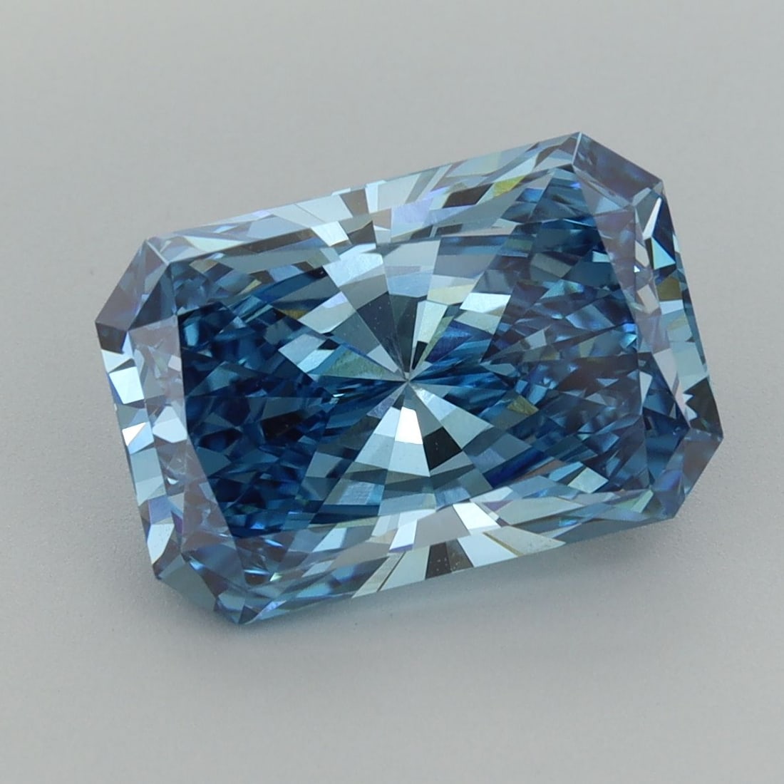 Loose Diamond - RADIANT 4.3ct Fancy Vivid Blue VS1: Loose Diamond - RADIANT 4.3ct Fancy Vivid Blue VS1 Source: This is a real non-mined Diamond that has been grown in a lab Shape: RADIANT Carats: 4.3 Color: Fancy Vivid Blue Certification: IGI Video:
