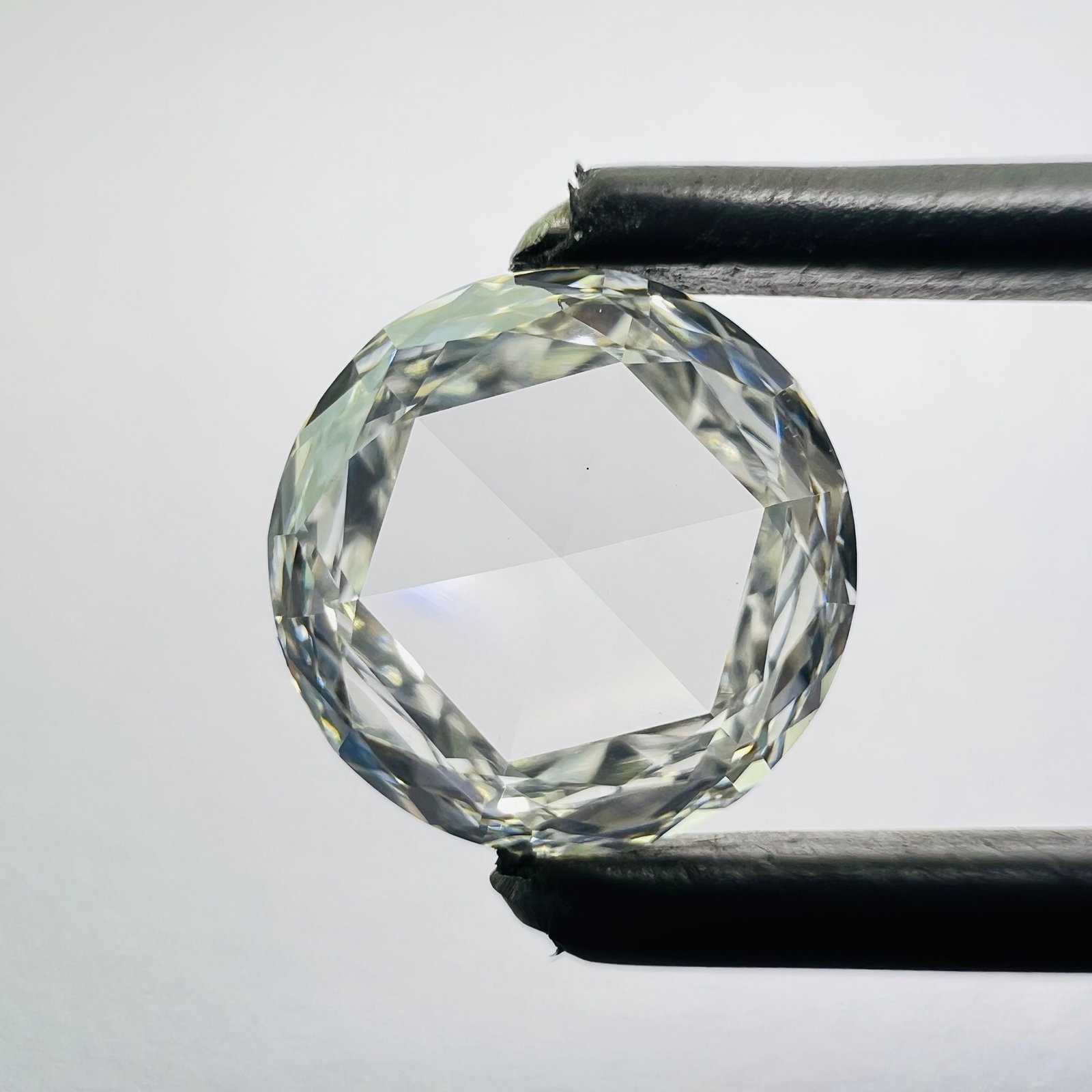 Loose Diamond - ROSE 1.37ct G SI1: Loose Diamond - ROSE 1.37ct G SI1 Source: This is a real non-mined Diamond that has been grown in a lab Shape: ROSE Carats: 1.37 Color: G Clarity: SI1 Certification: NONE PLEASE NOTE: Framed, Large, o