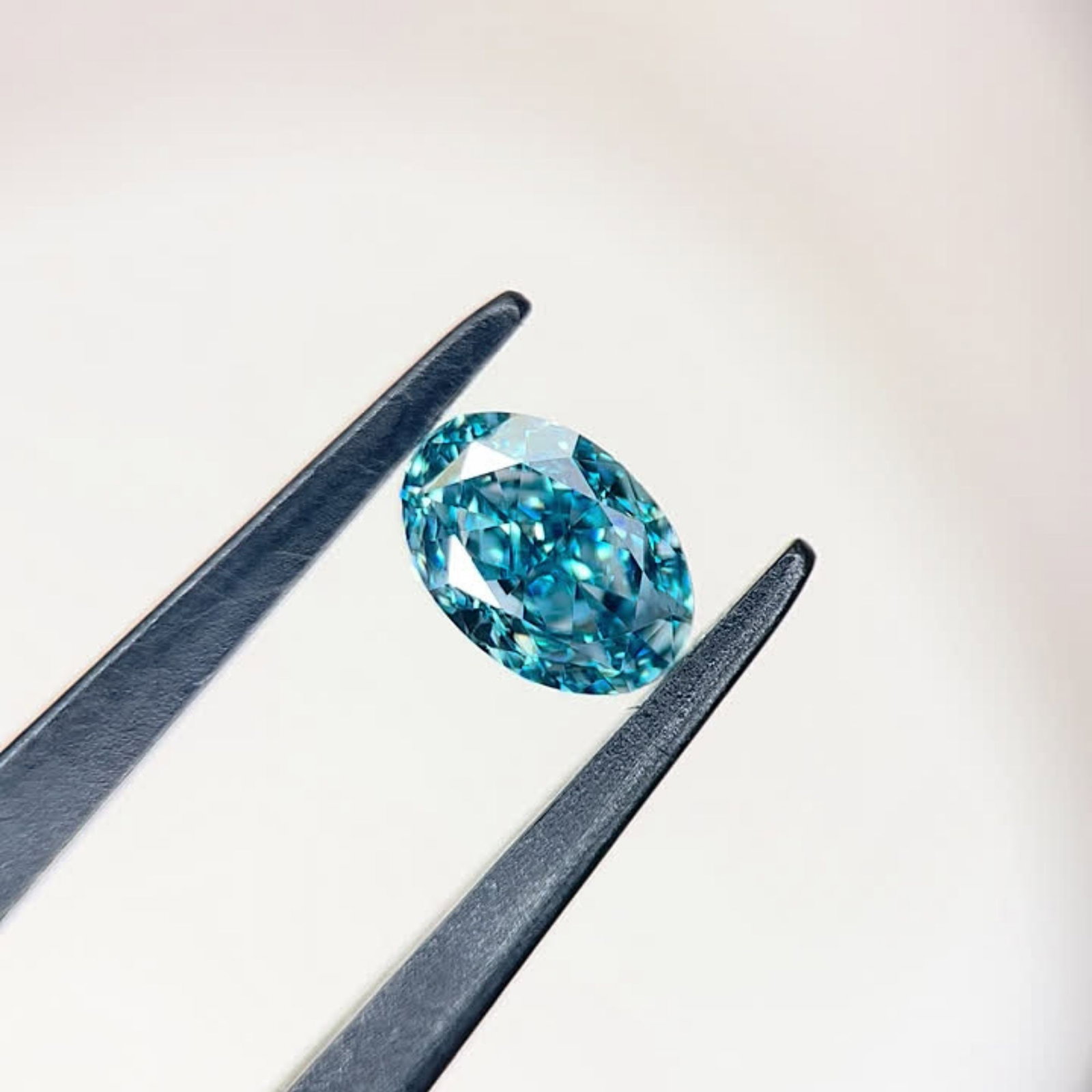 Loose Diamond - OVAL 1.07ct Fancy Vivid Blue VS2: Loose Diamond - OVAL 1.07ct Fancy Vivid Blue VS2 Source: This is a real non-mined Diamond that has been grown in a lab Shape: OVAL Carats: 1.07 Color: Fancy Vivid Blue Certification: IGI Video: