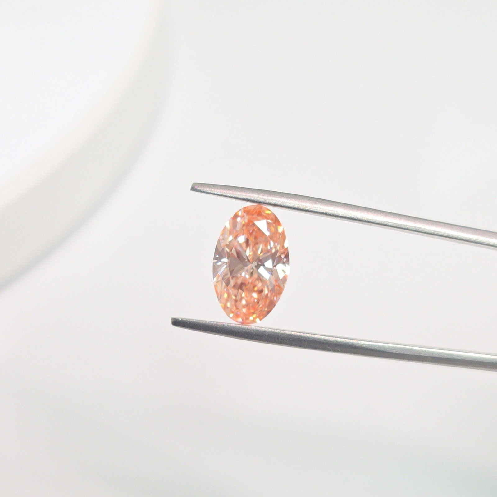 Loose Diamond - OVAL 2.52ct Fancy Vivid Pink VS1: Loose Diamond - OVAL 2.52ct Fancy Vivid Pink VS1 Source: This is a real non-mined Diamond that has been grown in a lab Shape: OVAL Carats: 2.52 Color: Fancy Vivid Pink Certification: IGI Video: