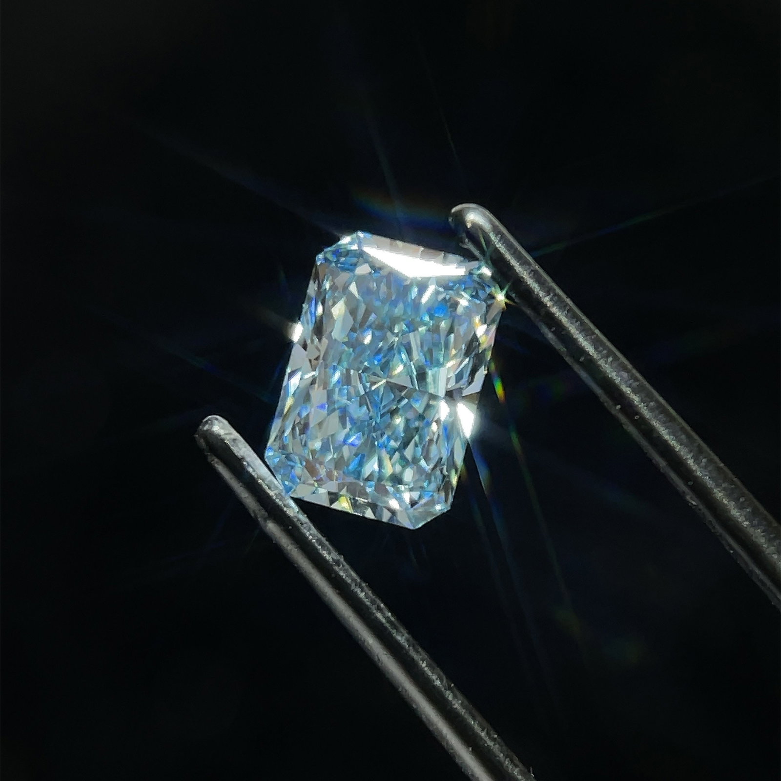 Loose Diamond - RADIANT 1.54ct Blue VS1: Loose Diamond - RADIANT 1.54ct Blue VS1 Source: This is a real non-mined Diamond that has been grown in a lab Shape: RADIANT Carats: 1.54 Color: Blue Certification: NONE PLEASE NOTE: Framed, Large,