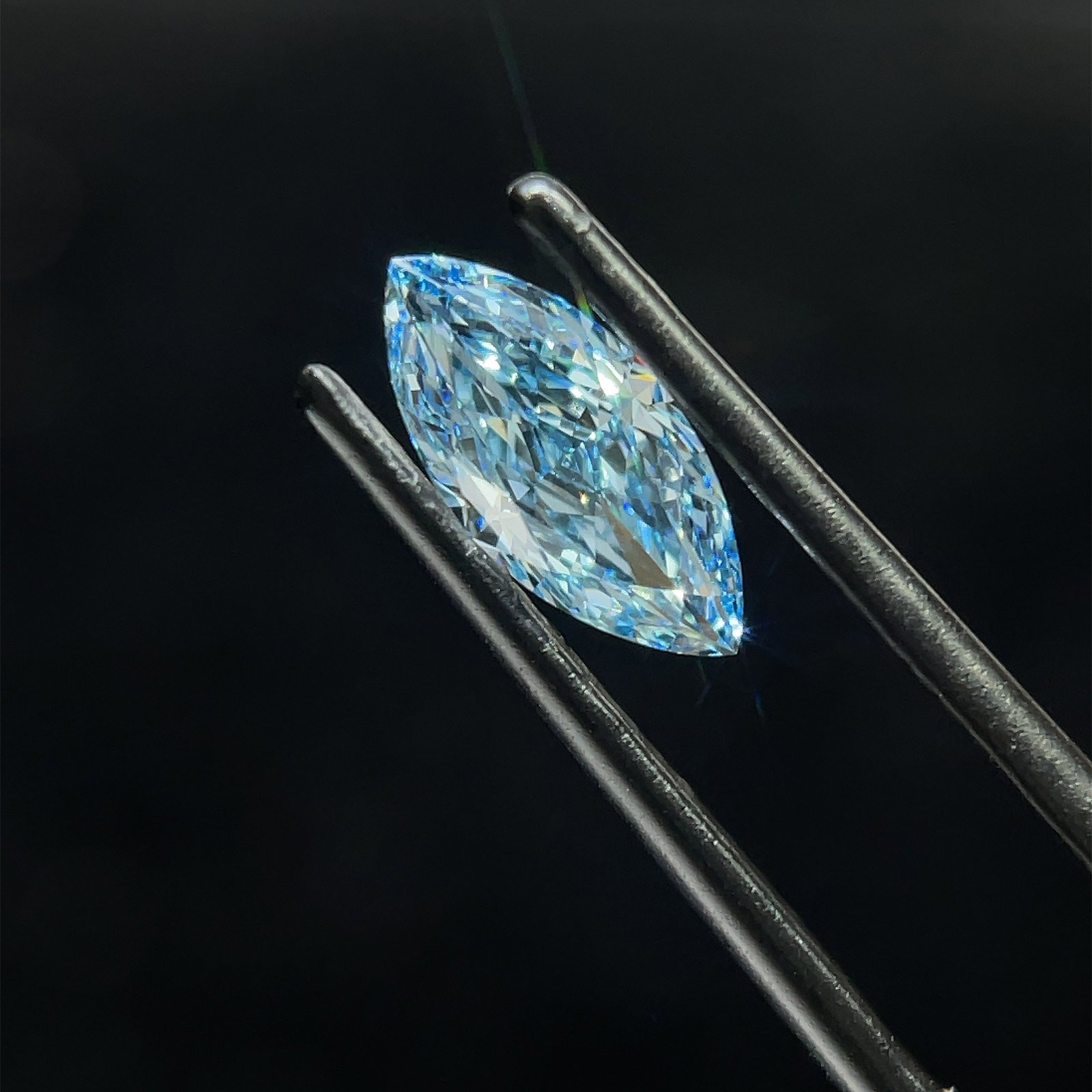 Loose Diamond - MARQUISE 1.09ct Fancy Vivid Blue VS2: Loose Diamond - MARQUISE 1.09ct Fancy Vivid Blue VS2 Source: This is a real non-mined Diamond that has been grown in a lab Shape: MARQUISE Carats: 1.09 Color: Fancy Vivid Blue Certification: IGI