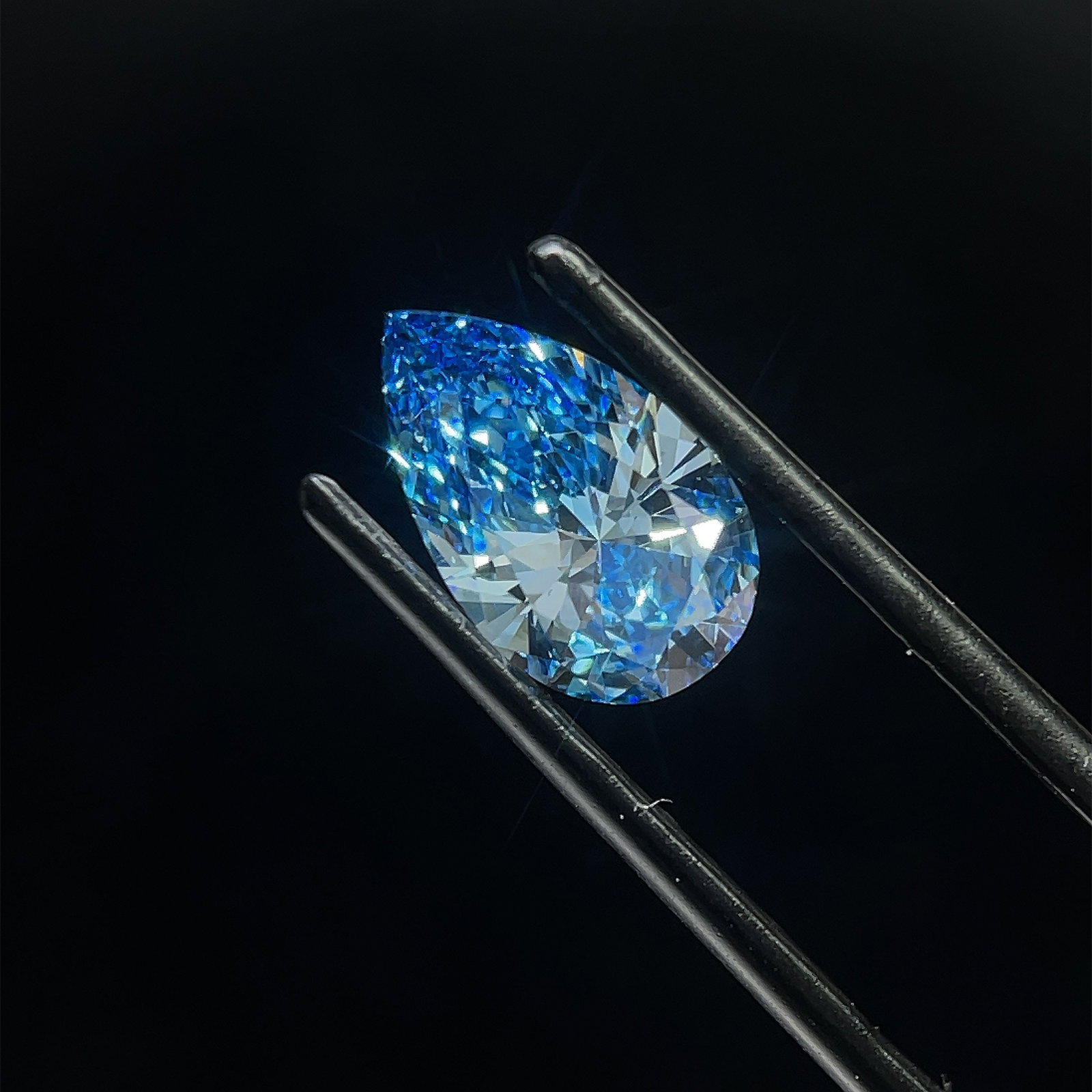 Loose Diamond - PEAR 1.76ct Fancy Vivid Blue VS1: Loose Diamond - PEAR 1.76ct Fancy Vivid Blue VS1 Source: This is a real non-mined Diamond that has been grown in a lab Shape: PEAR Carats: 1.76 Color: Fancy Vivid Blue Certification: IGI Video: