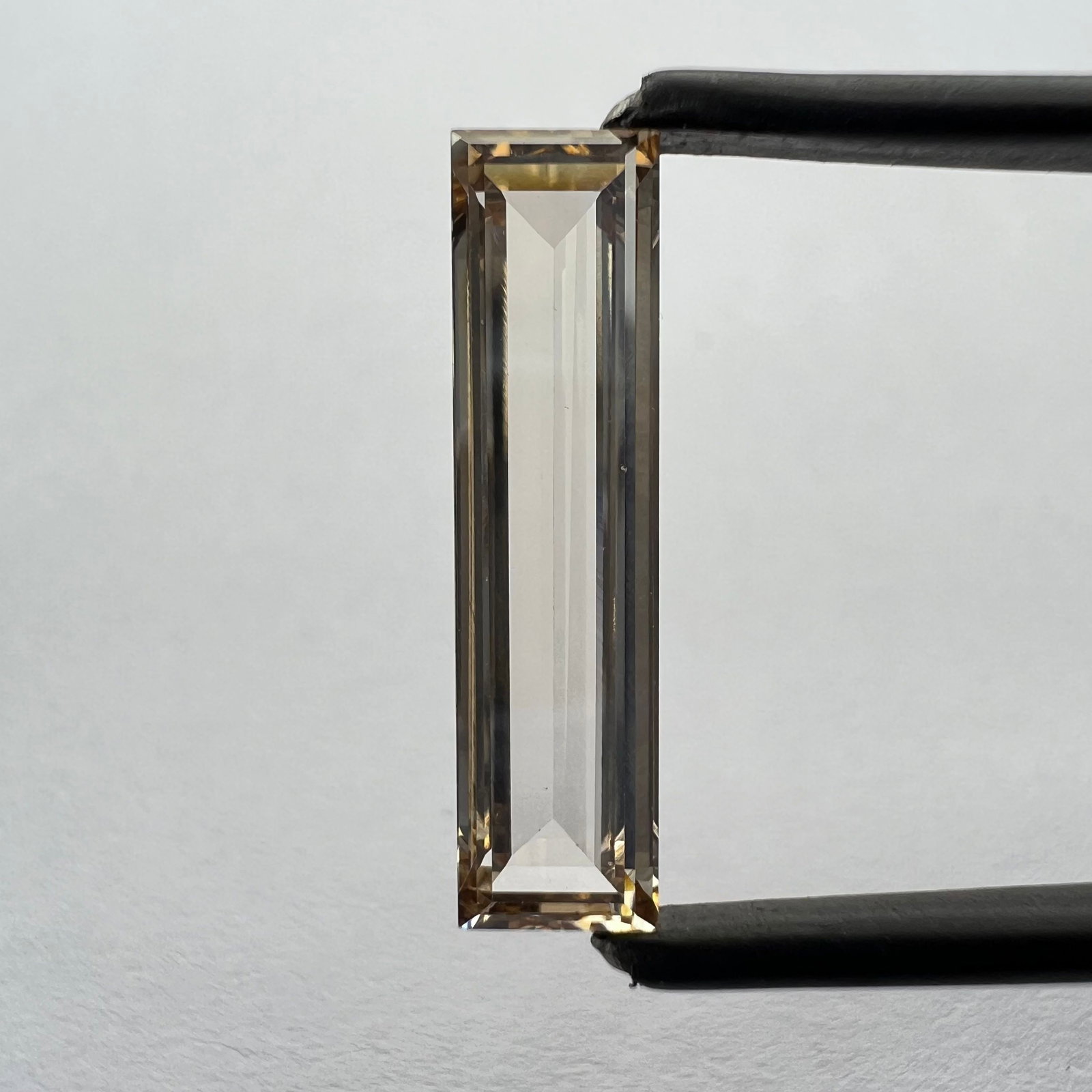 Loose Diamond - BAGUETTE 2.5ct Brown VS1: Loose Diamond - BAGUETTE 2.5ct Brown VS1 Source: This is a real non-mined Diamond that has been grown in a lab Shape: BAGUETTE Carats: 2.5 Color: Brown Certification: NONE PLEASE NOTE: Framed, Large, 
