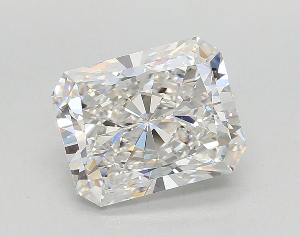 Loose Diamond - RADIANT 3.69ct E VVS2: Loose Diamond - RADIANT 3.69ct E VVS2 Source: This is a real non-mined Diamond that has been grown in a lab Shape: RADIANT Carats: 3.69 Color: E Clarity: VVS2 Certification: IGI Video: