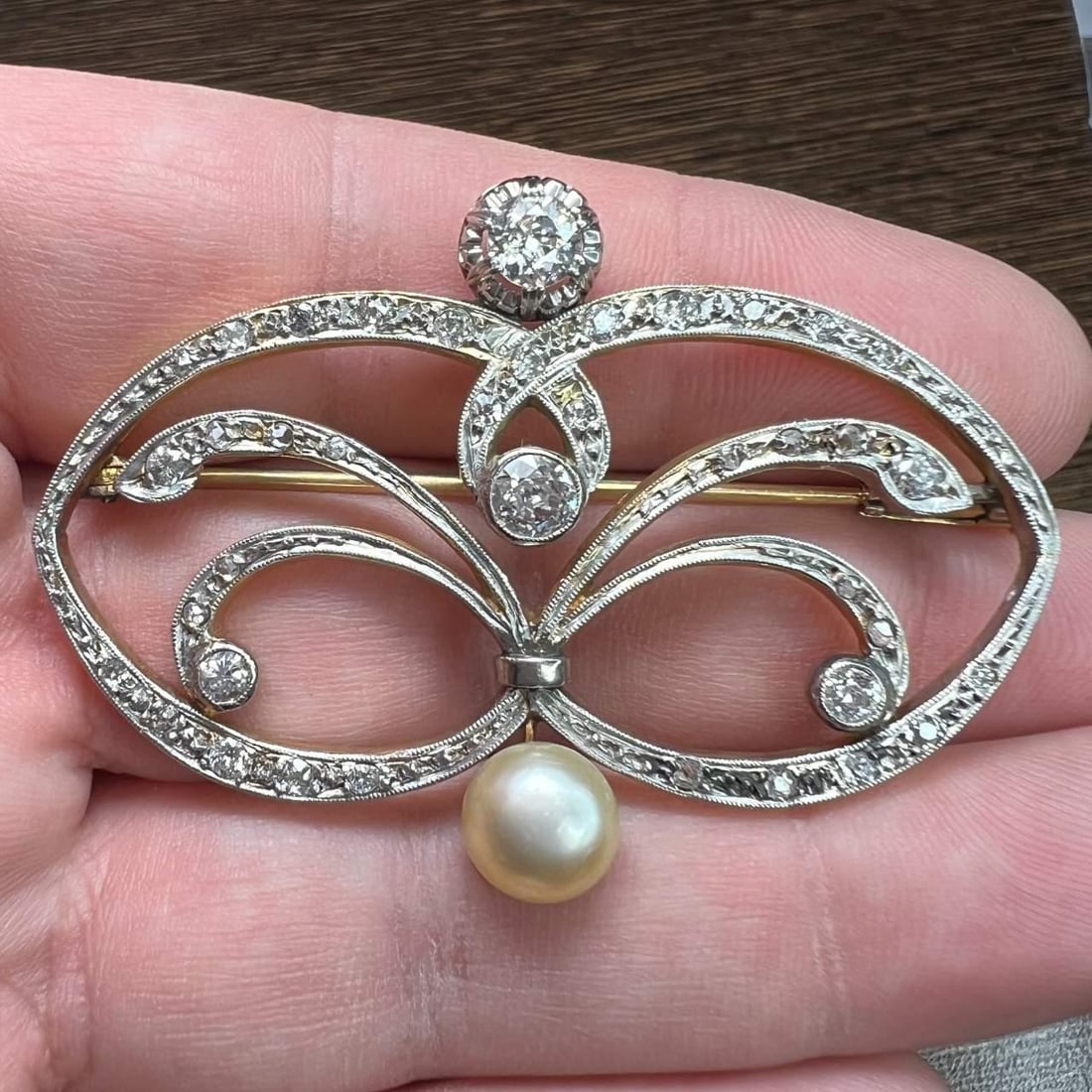 Victorian 18K Yellow Gold Pearl Diamond Brooch 2.00 Ct Vintage Elegance: Victorian 18K Yellow Gold Pearl Diamond Brooch 2.00 Ct Vintage Elegance This exquisite Victorian brooch is crafted from 18K yellow gold, showcasing a stunning 8.00mm natural pearl complemented by appr