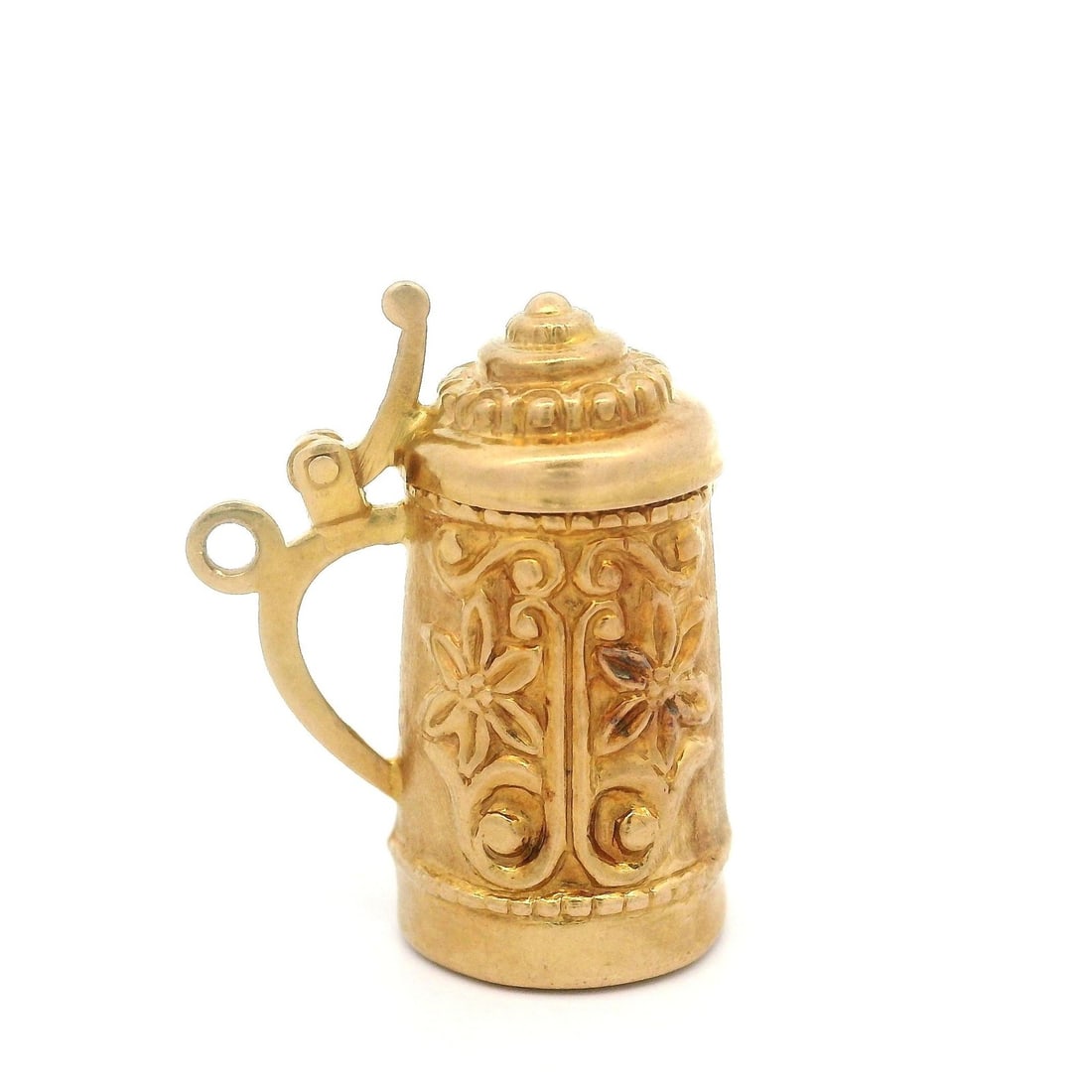Vintage 18k Yellow Gold Hinged Pitcher Charm Pendant: Vintage 18k Yellow Gold Hinged Pitcher Charm Pendant This exquisite vintage charm pendant is crafted from 18k solid yellow gold, showcasing intricate repousse work in the form of a hinged pitcher. Wei