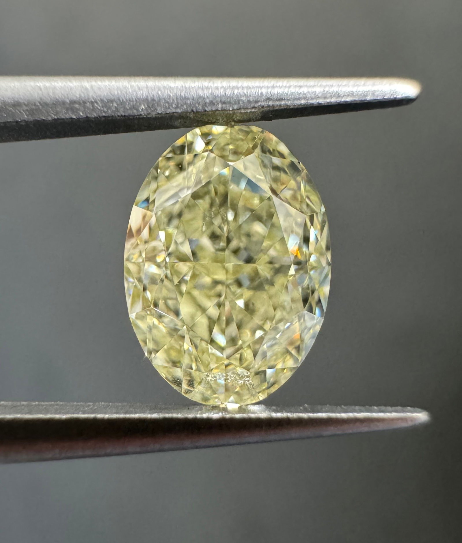 Loose Diamond - OVAL 1.13ct U-V VS2: Loose Diamond - OVAL 1.13ct U-V VS2 Source: Natural Shape: OVAL Carats: 1.13 Color: U-V Certification: GIA Video: