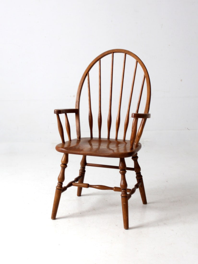 Vintage Cochrane Windsor Armchair Classic Design Farmhouse Style: Vintage Cochrane Windsor Armchair Classic Design Farmhouse Style This vintage Cochrane Windsor-style armchair showcases a beautifully curved spindle back, a contoured seat, and elegantly turned legs. 