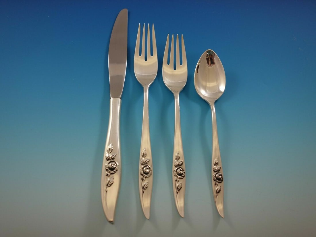 Oneida Belle Rose Sterling Silver 4-Piece Place Setting: Oneida Belle Rose Sterling Silver 4-Piece Place Setting Enhance your dining experience with this exquisite Belle Rose by Oneida Sterling Silver Place Setting. This 4-piece set is crafted from high-qua