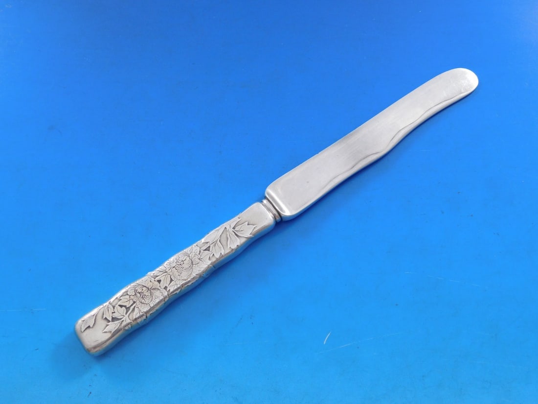 Tiffany & Co Sterling Silver Dessert Knife Chrysanthemum 7 1/4 Lap Over Edge: Tiffany & Co Sterling Silver Dessert Knife Chrysanthemum 7 1/4 Lap Over Edge This exquisite dessert knife features the iconic Lap Over Edge pattern, expertly crafted by Tiffany & Co. Made from all-ste