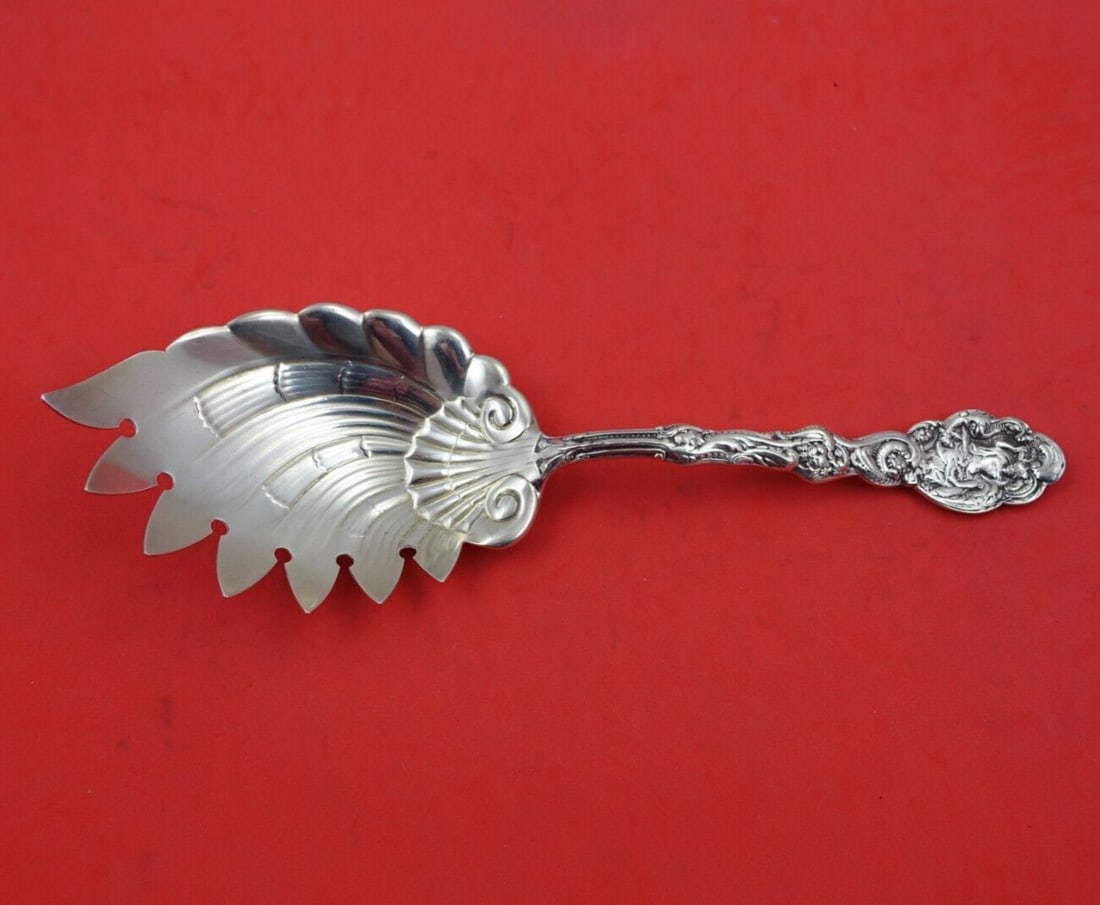 Gorham Versailles Sterling Silver Macaroni Server Shell Bowl 9 1/4": Gorham Versailles Sterling Silver Macaroni Server Shell Bowl 9 1/4" Presenting the exquisite Versailles Macaroni Server by Gorham, crafted from high-quality sterling silver. This serving piece feature