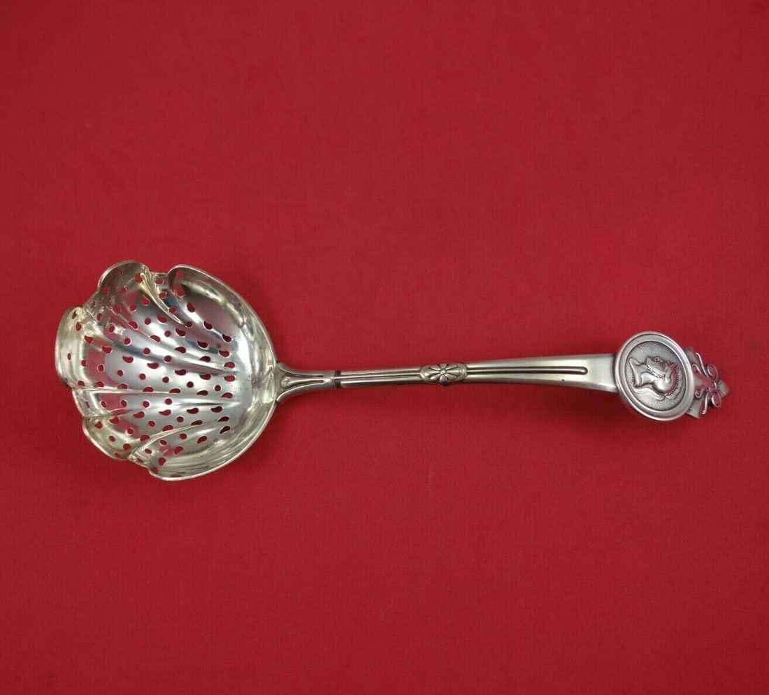 Gorham Medallion Sterling Silver Sugar Sifter Ladle 7.75 Antique: Gorham Medallion Sterling Silver Sugar Sifter Ladle 7.75 Antique This exquisite sugar sifter ladle from the renowned brand Gorham features a beautiful Medallion pattern, crafted from high-quality ster