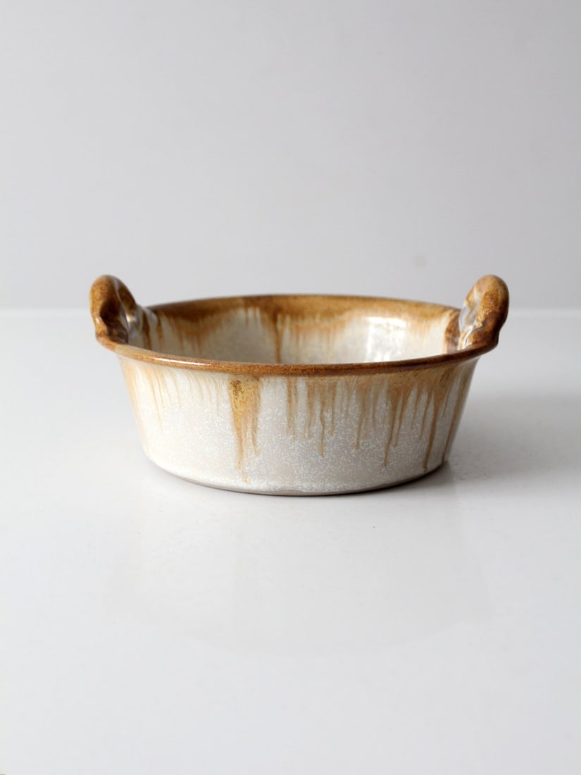 Douglas Ferguson Vintage Studio Pottery Bowl with Handles: Douglas Ferguson Vintage Studio Pottery Bowl with Handles This vintage studio pottery bowl, crafted by Douglas Ferguson of Pigeon Forge Pottery, showcases a unique design with double side handles. It