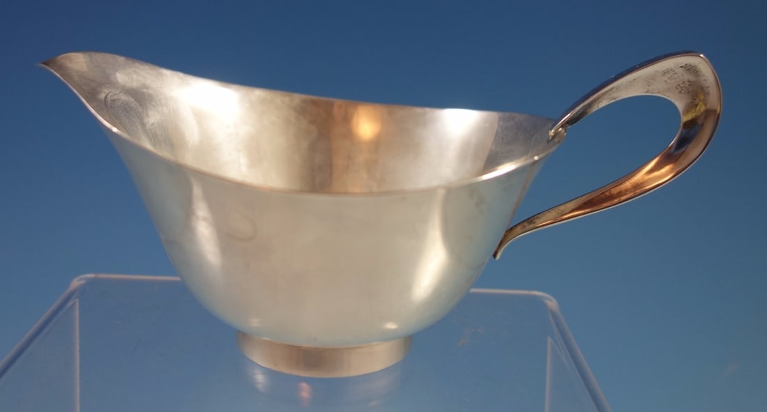 Reed & Barton Modernist Sterling Silver Creamer X80 5.5": Reed & Barton Modernist Sterling Silver Creamer X80 5.5" This modernist creamer by Reed & Barton is crafted from high-quality sterling silver, showcasing a sleek and elegant design. Weighing 3.3 troy 