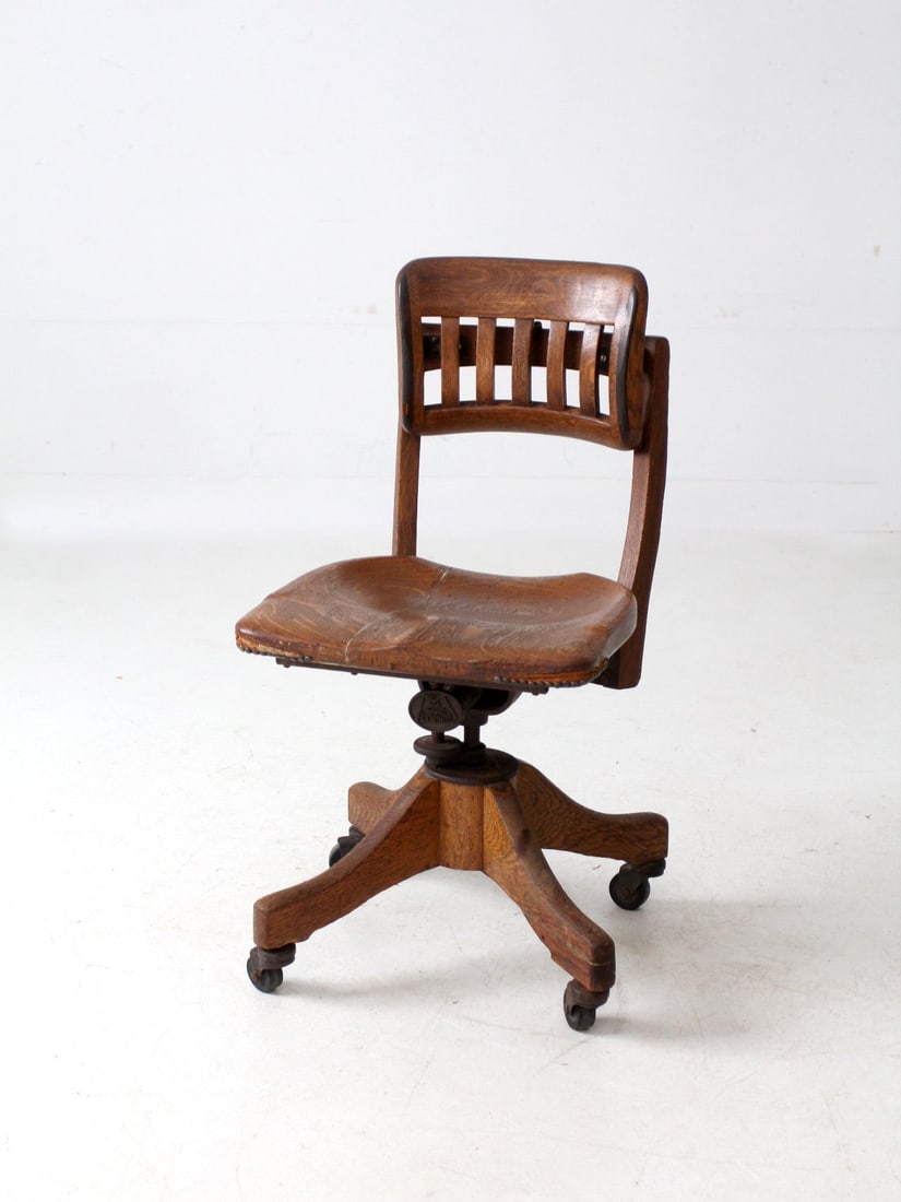Vintage 1930s Gunlocke Swivel Desk Chair with Oak Seat: Vintage 1930s Gunlocke Swivel Desk Chair with Oak Seat Experience the elegance of early 20th-century design with this Antique 1930s Gunlocke Swivel Desk Chair. This vintage piece boasts a sculpted oak