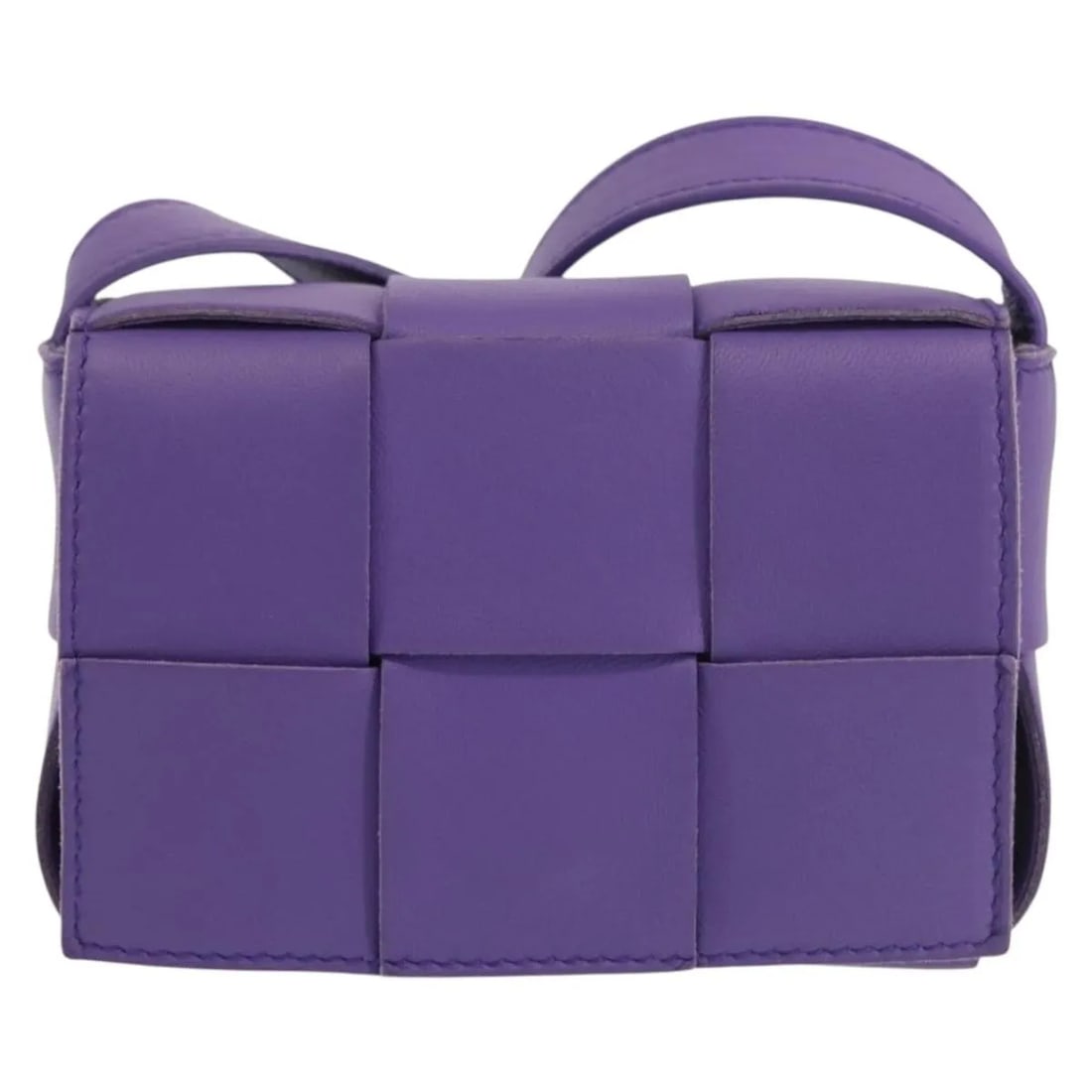 Bottega Veneta Cassette purple leather bag 12cm x 8cm x 4cm: Bottega Veneta Cassette purple leather bag 12cm x 8cm x 4cm The Bottega Veneta Cassette Maxi Intrecciato is a purple leather bag with the brand's signature woven design. Made in Italy, this piece is p