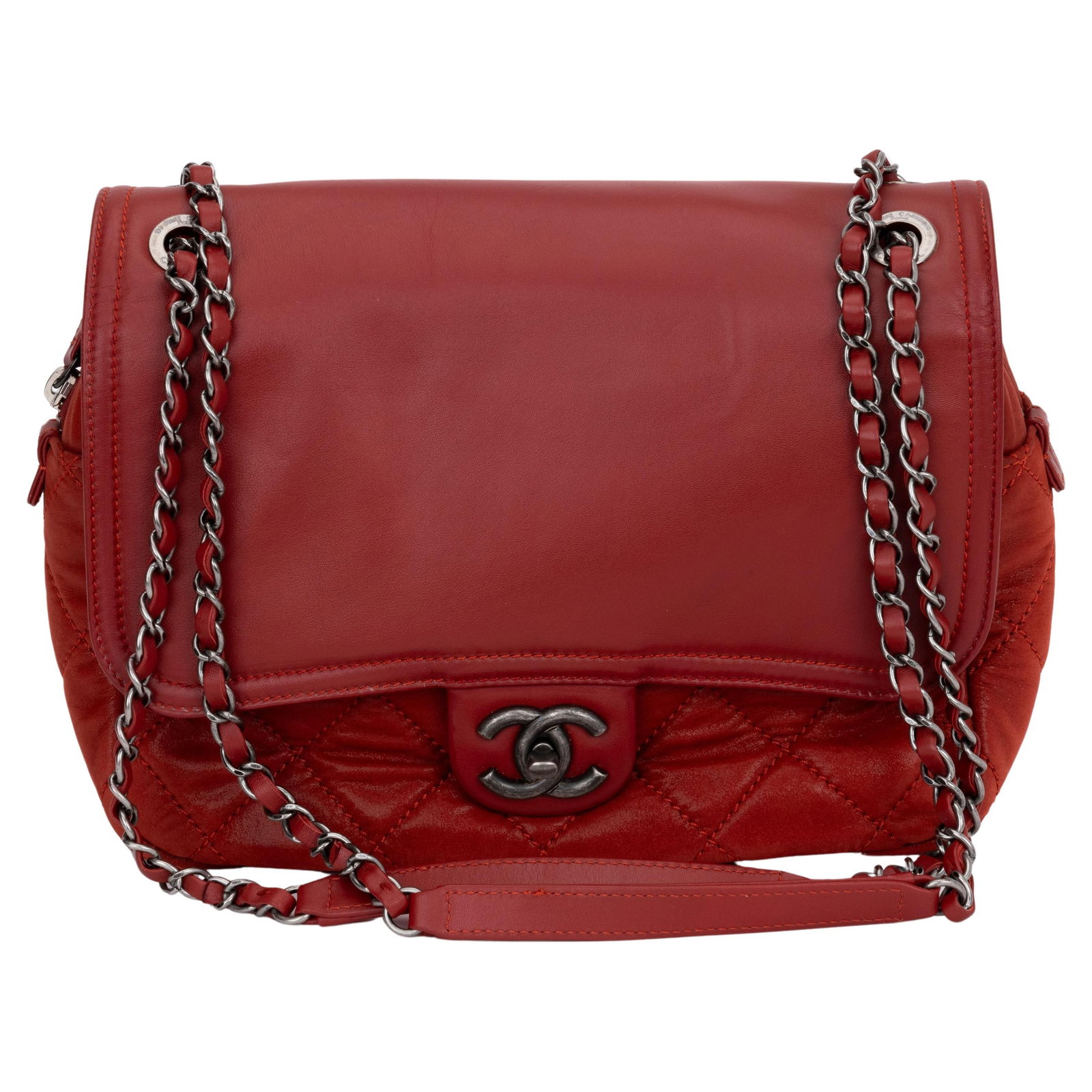 Chanel Red Brushed Leather 2 Way Shoulder Bag Collection 15: Chanel Red Brushed Leather 2 Way Shoulder Bag Collection 15 This Chanel red large 2-way shoulder bag is a stunning accessory crafted from brushed leather. It features a classic top flap and a lower zi