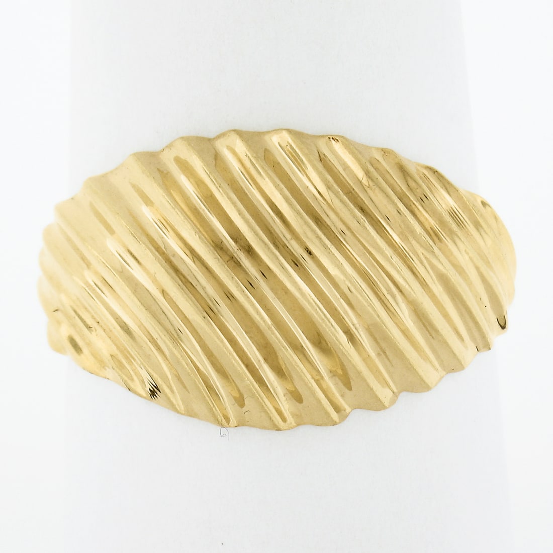 Estate 14k Yellow Gold Polished Ribbed 12.6mm Band Ring Size 8.5: Estate 14k Yellow Gold Polished Ribbed 12.6mm Band Ring Size 8.5 This exquisite estate ring features a solid 14k yellow gold construction with a polished ribbed design, creating a stunning visual appe